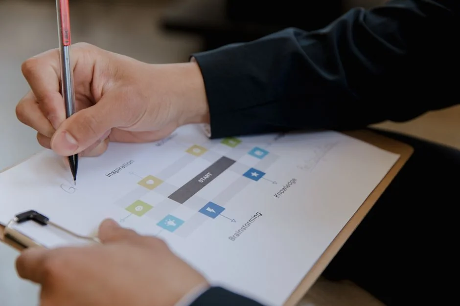 Vue rapprochée d’un document de marketing sur les réseaux sociaux posé sur un bureau, avec un stylo et un carnet.